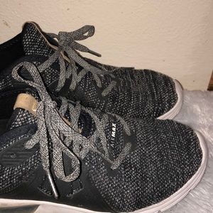 Nike air max tennis shoes. Size 6 but can fit 6.5